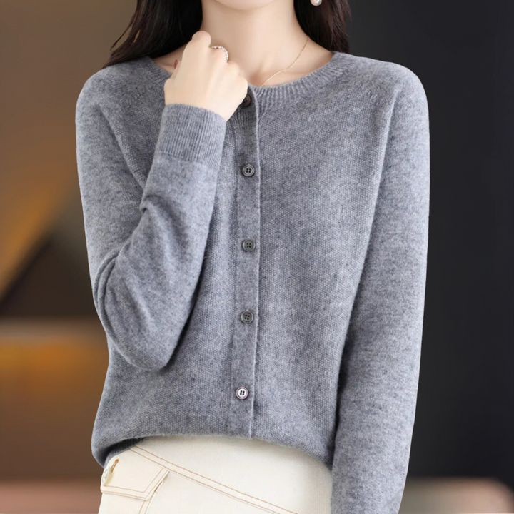 Cardigan für Damen in Grau mit fein gestricktem Material, Rundhalsausschnitt und Knopfverschluss