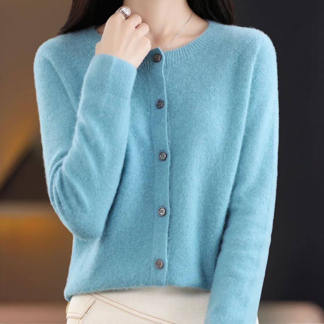 Cardigan für Damen in Hellblau mit fein gestricktem Material, Rundhalsausschnitt und Knopfverschluss