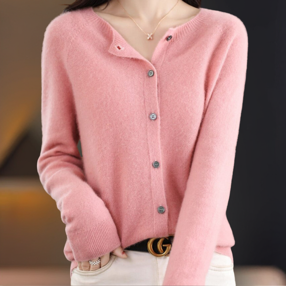 Cardigan für Damen in Hellrosa mit fein gestricktem Material, Rundhalsausschnitt und Knopfverschluss