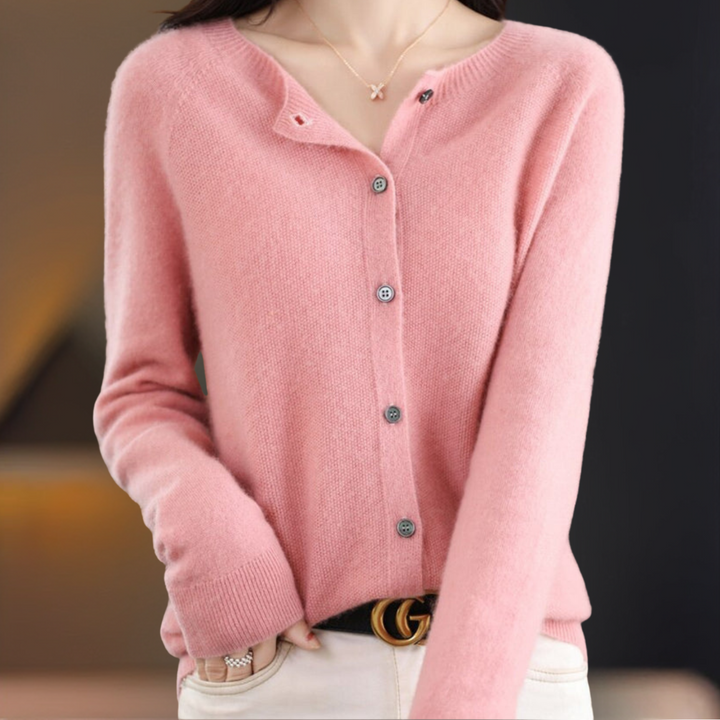 Cardigan für Damen in Hellrosa mit fein gestricktem Material, Rundhalsausschnitt und Knopfverschluss
