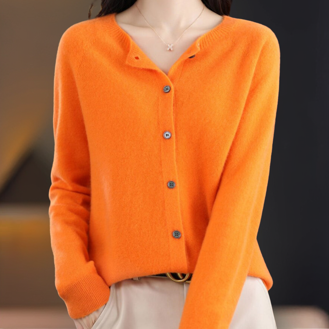 Cardigan für Damen in Orange mit fein gestricktem Material, Rundhalsausschnitt und Knopfverschluss