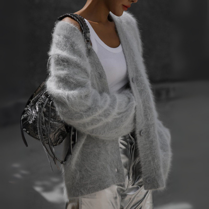 Cardigan in Grau mit flauschiger Strickstruktur, V-Ausschnitt und oversize Passform für Damen.