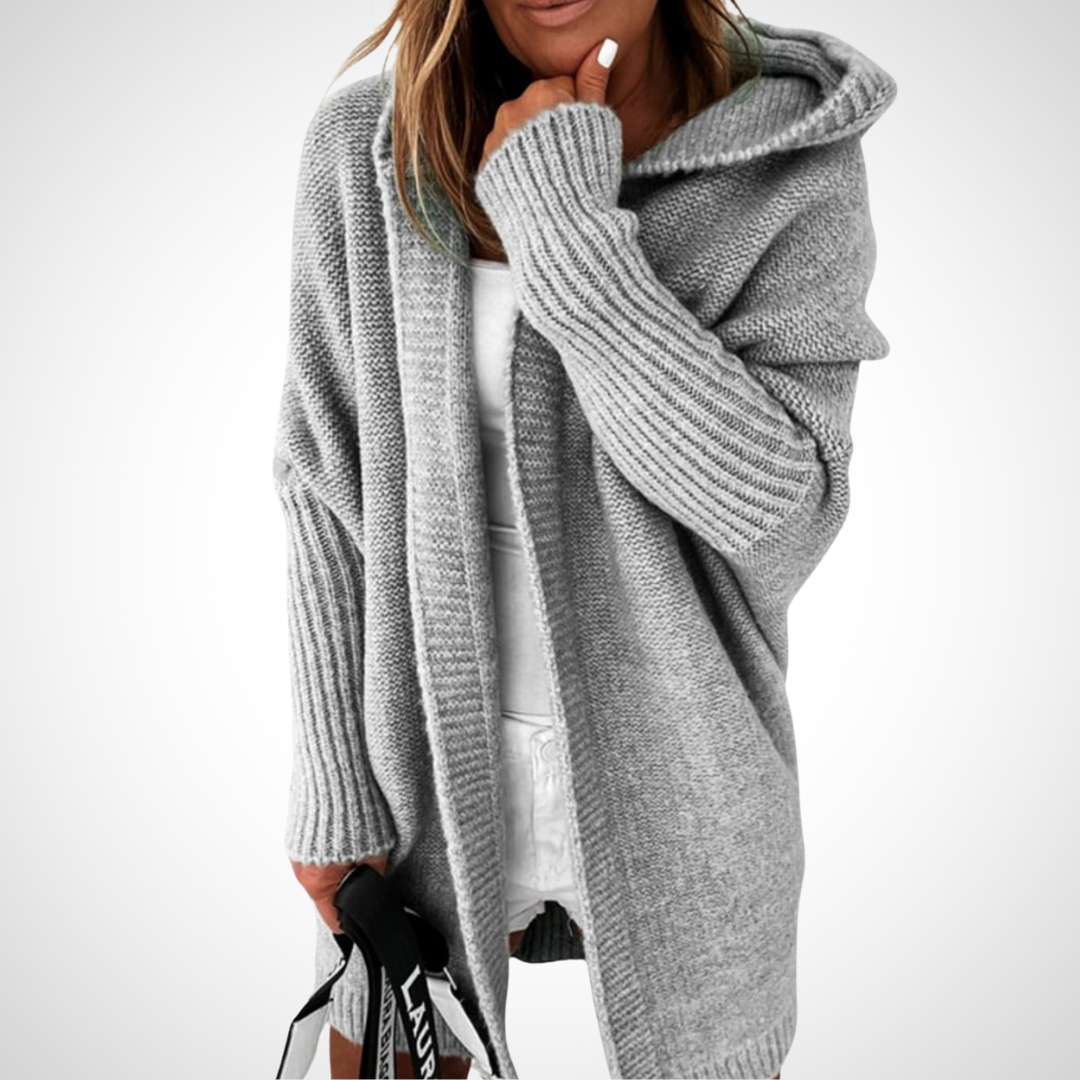 Cardigan in Grau mit grober Strickstruktur, angenehmer Kapuze und mittellanger Passform für Damen.
