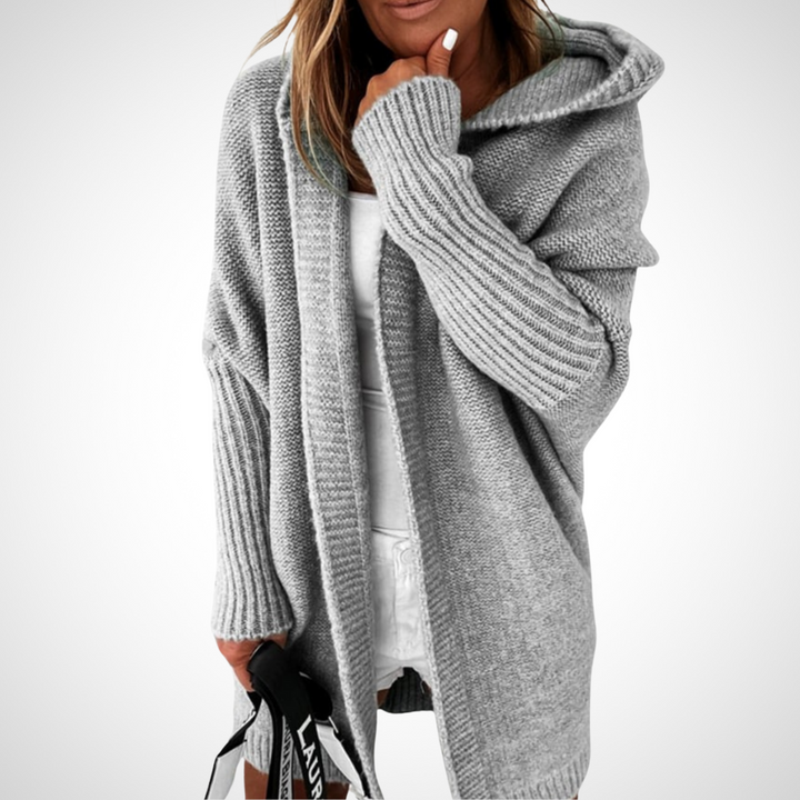 Cardigan in Grau mit grober Strickstruktur, angenehmer Kapuze und mittellanger Passform für Damen.