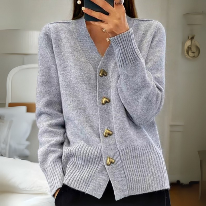 Grauer Cardigan für Damen mit herzförmigen Knöpfen, Rippbündchen und V-Ausschnitt.