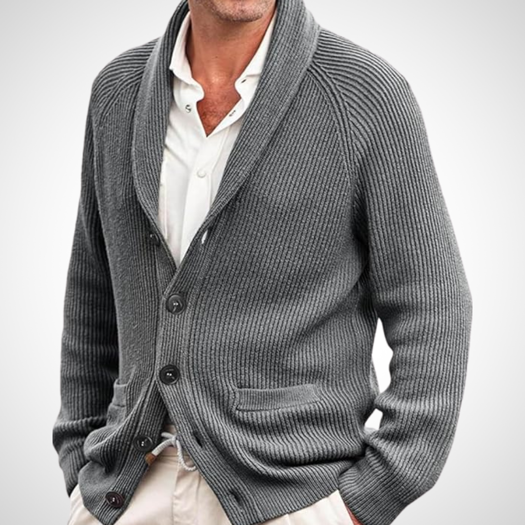 Cardigan in Grau mit markantem Schalkragen, einer funktionalen Knopfleiste und geripptem Strickmuster für Herren.