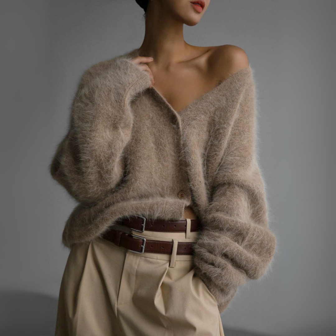Cardigan in Khaki mit flauschiger Strickstruktur, V-Ausschnitt und oversize Passform für Damen.