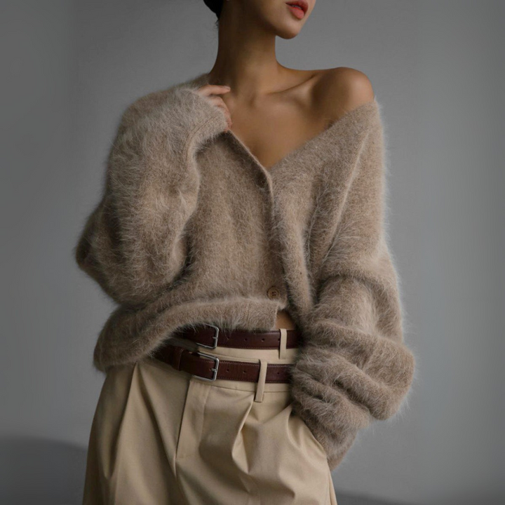 Cardigan in Khaki mit flauschiger Strickstruktur, V-Ausschnitt und oversize Passform für Damen.