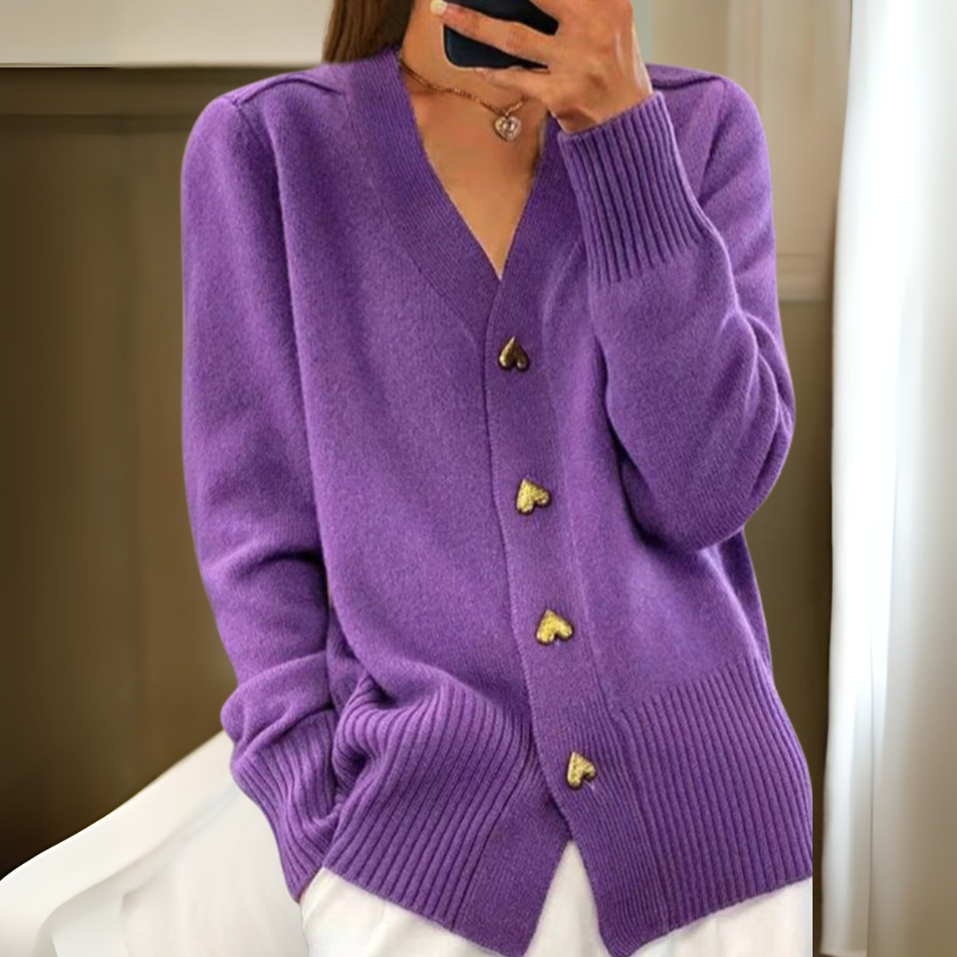 Cardigan in Lila für Damen mit herzförmigen Knöpfen, Rippbündchen und klassischem V-Ausschnitt