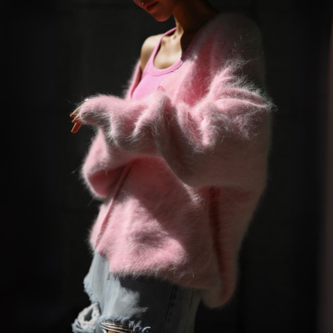 Cardigan in Rosa mit flauschiger Strickstruktur, V-Ausschnitt und oversize Passform für Damen.
