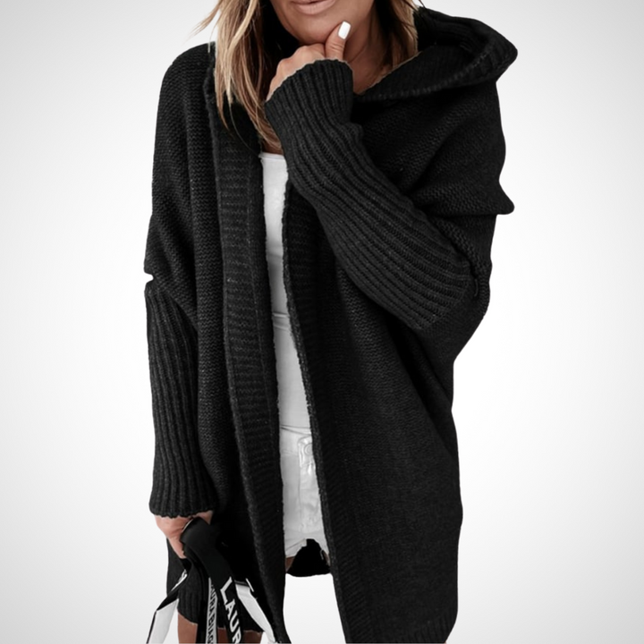 Cardigan in Schwarz mit grober Strickstruktur, angenehmer Kapuze und mittellanger Passform für Damen.