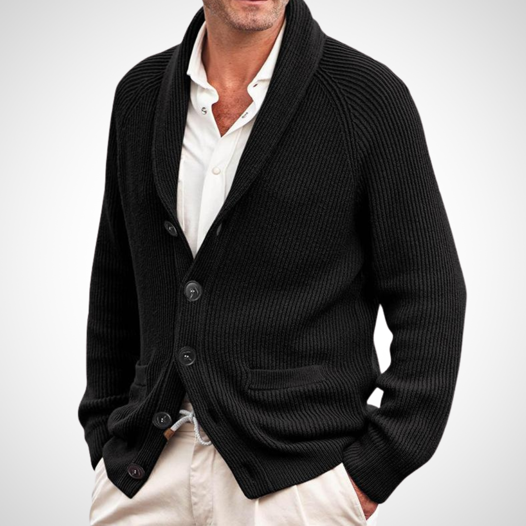Cardigan in Schwarz mit markantem Schalkragen, einer funktionalen Knopfleiste und geripptem Strickmuster für Herren.