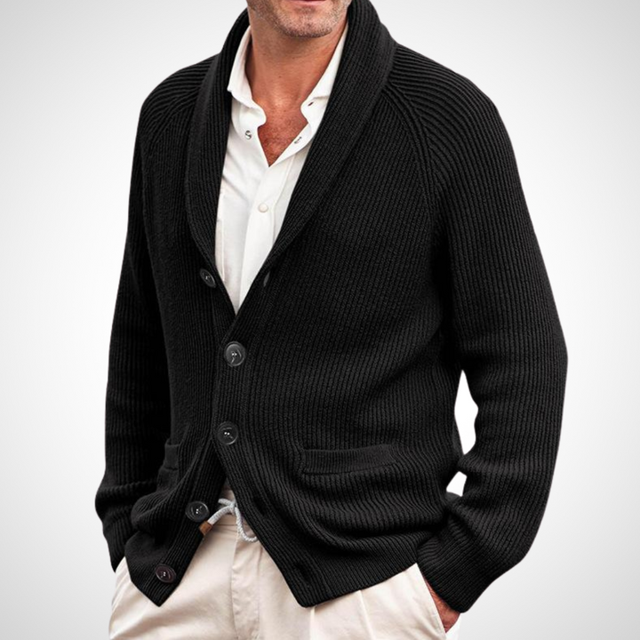 Cardigan in Schwarz mit markantem Schalkragen, einer funktionalen Knopfleiste und geripptem Strickmuster für Herren.
