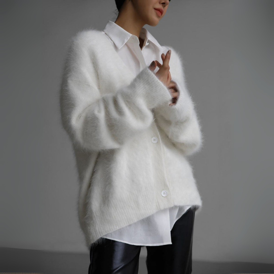 Cardigan in Weiß mit flauschiger Strickstruktur, V-Ausschnitt und oversize Passform für Damen.