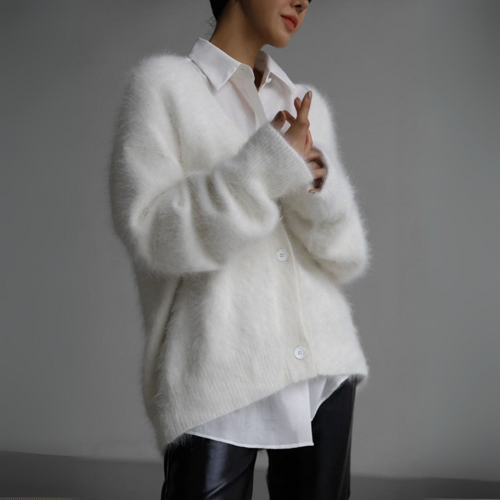 Cardigan in Weiß mit flauschiger Strickstruktur, V-Ausschnitt und oversize Passform für Damen.