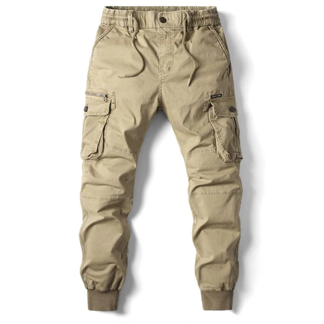 Cargo-Hose in Beige mit grober Strickstruktur, angenehmer Kapuze und mittellanger Passform für Herren.