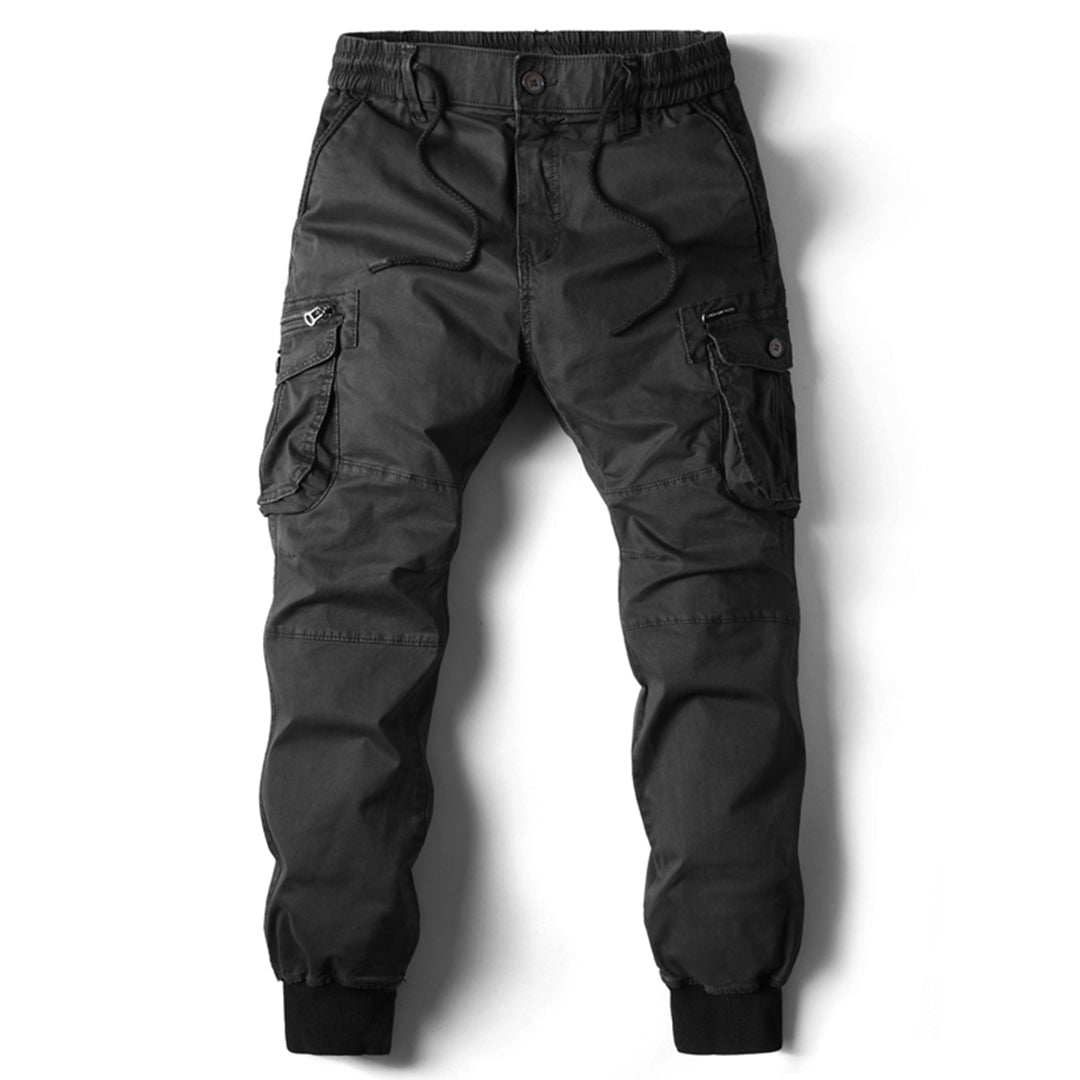 Cargo-Hose in Schwarz mit grober Strickstruktur, angenehmer Kapuze und mittellanger Passform für Herren.
