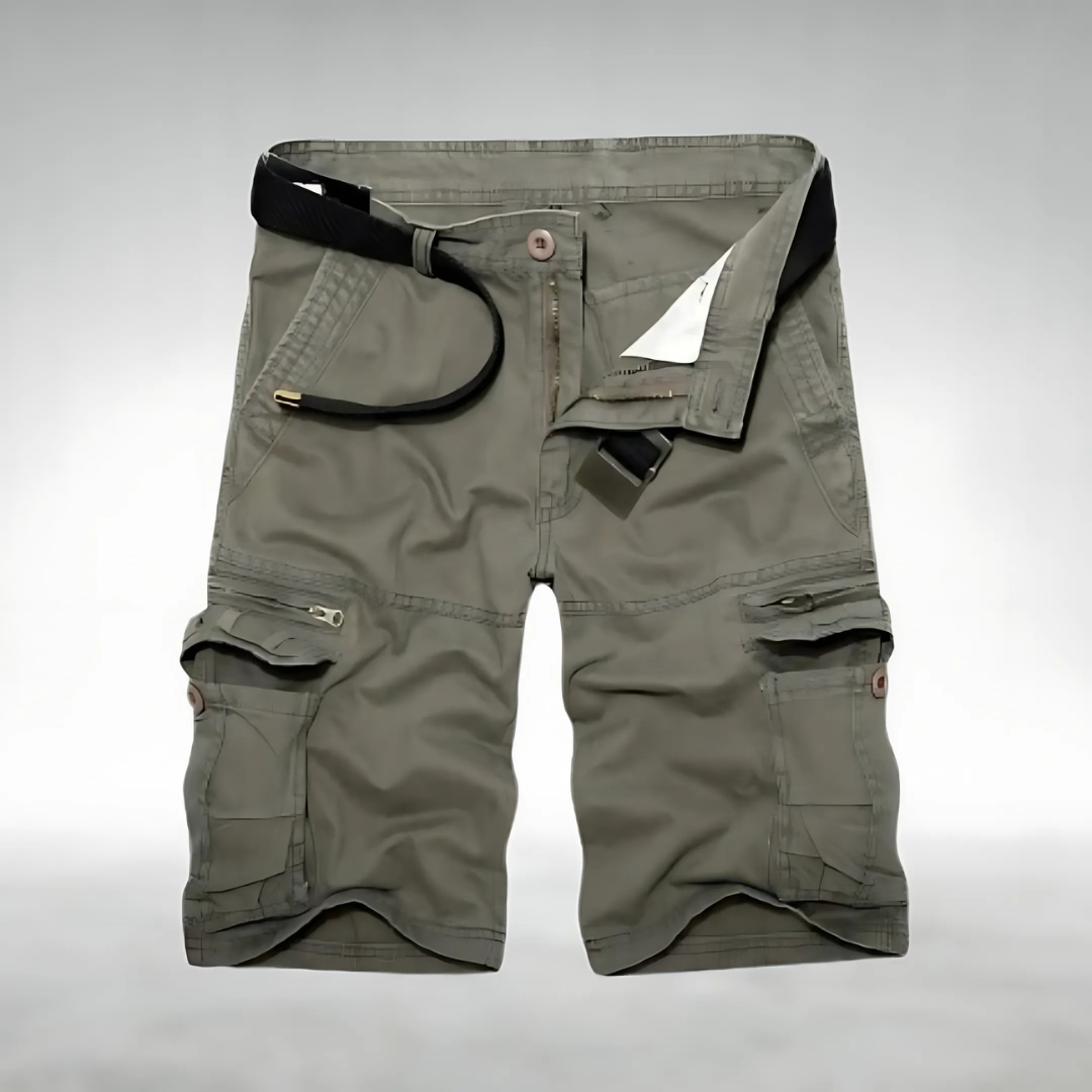 Cargo-Shorts in Olivgrün mit praktischen Taschen, verstellbaren Gürtel und robuster Schnitt für Herren.