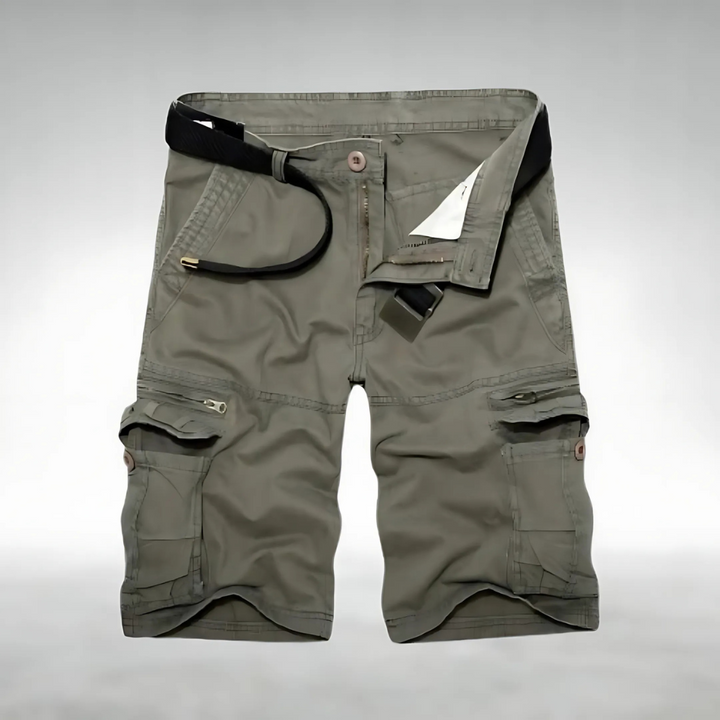 Cargo-Shorts in Olivgrün mit praktischen Taschen, verstellbaren Gürtel und robuster Schnitt für Herren.