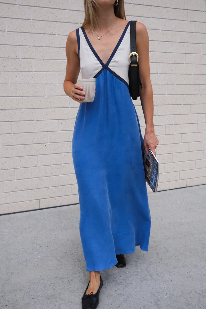 Carmina blaues leichtes V-Neck Maxi-Kleid für Damen, mit erfrischendem Blauton und fließendem Design für einen eleganten, stilvollen Look