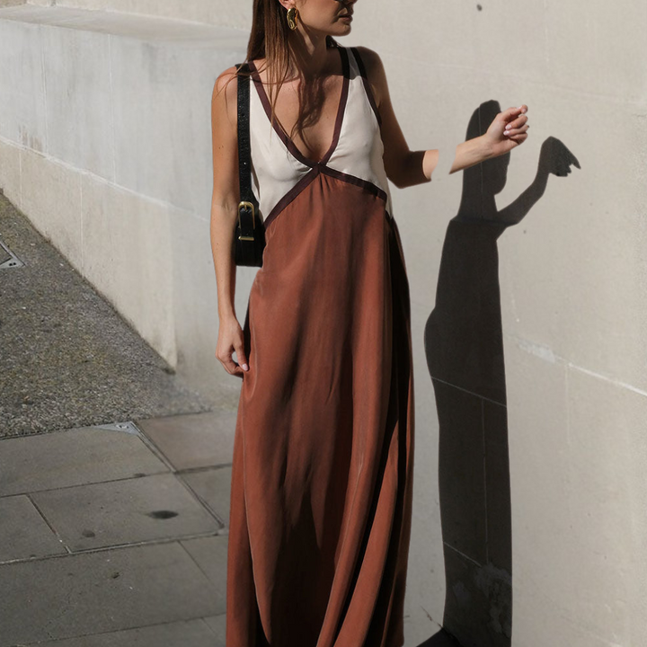 Carmina braunes leichtes V-Neck Maxi-Kleid für Damen, mit reichhaltigem Braunton und stylishem V-Ausschnitt für einen schicken, eleganten Look