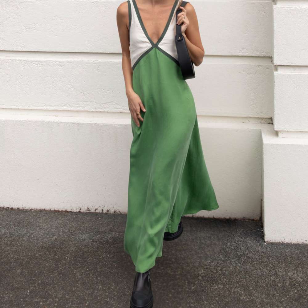 Carmina grünes leichtes V-Neck Maxi-Kleid für Damen, mit schmeichelndem V-Ausschnitt und fließender Silhouette, ideal für legere oder formelle Anlässe