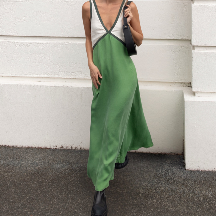 Carmina grünes leichtes V-Neck Maxi-Kleid für Damen, mit schmeichelndem V-Ausschnitt und fließender Silhouette, ideal für legere oder formelle Anlässe