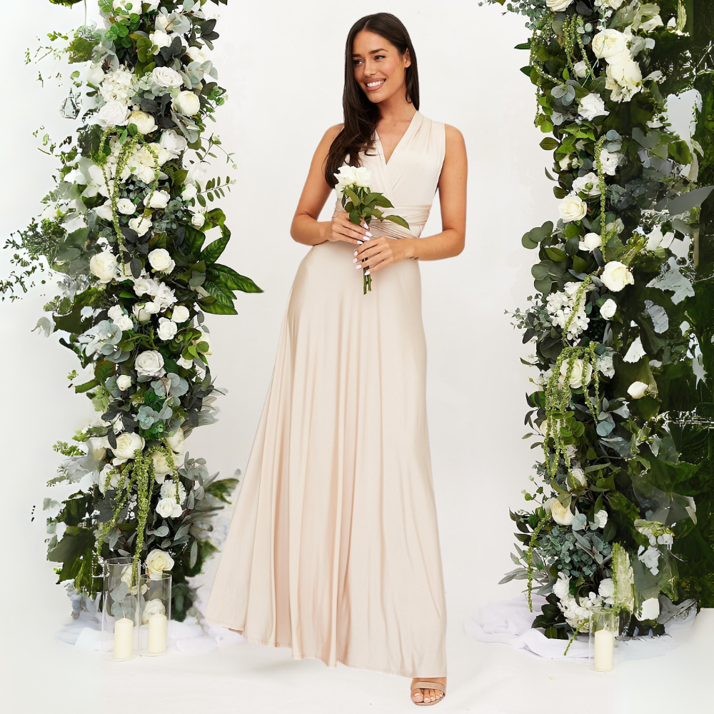 Champagnerfarbenes Damen-Maxikleid mit fließendem Schnitt als stilvolles Hochzeitsgast-Maxikleid für besondere Anlässe