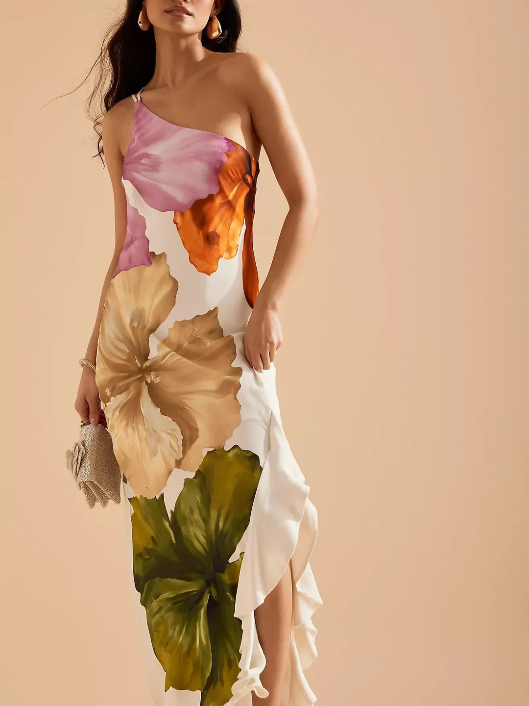 Christella rosa Ein-Schulter-Maxikleid, das seine fließende Silhouette zeigt