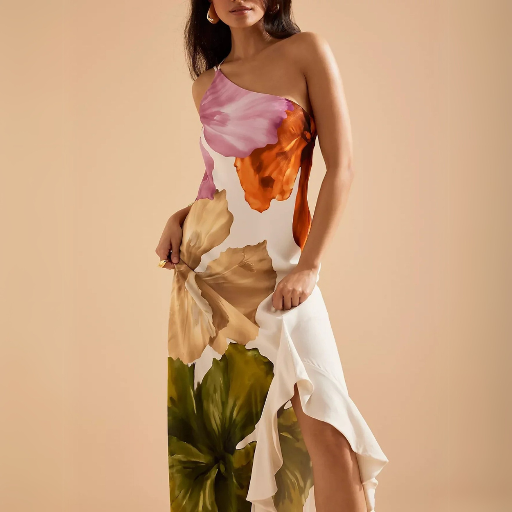 Nahaufnahme des Christella rosa Ein-Schulter-Maxikleid mit feinen floralen Details und weichem Stoff