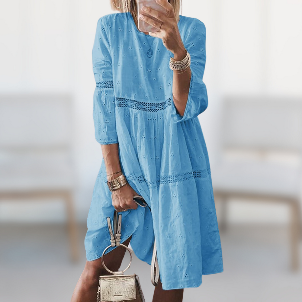Claudette Schickes Sommerkleid für Damen in Blau, mit leichtem, luftigen Design und schmeichelnder Silhouette.
