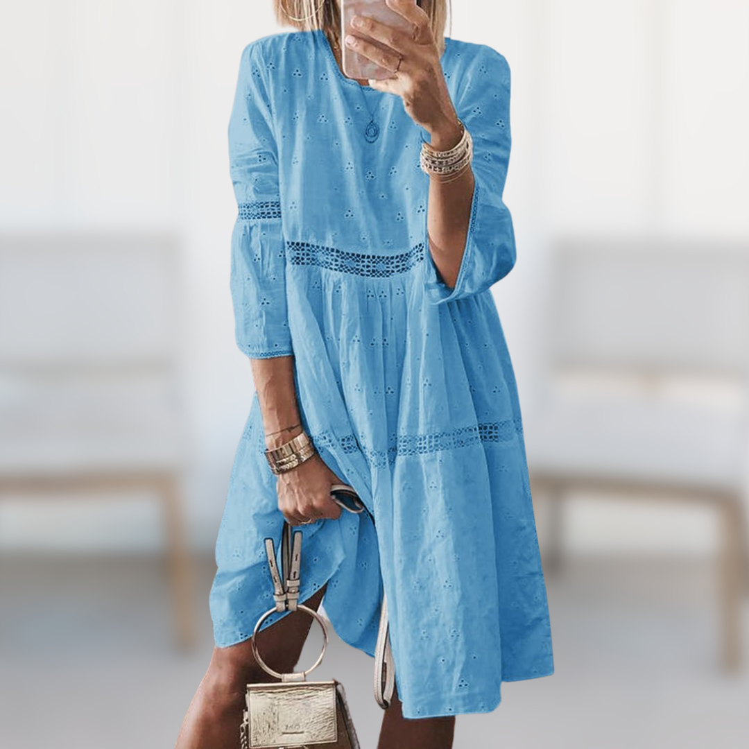 Claudette Schickes Sommerkleid für Damen in Blau, mit leichtem, luftigen Design und schmeichelnder Silhouette.
