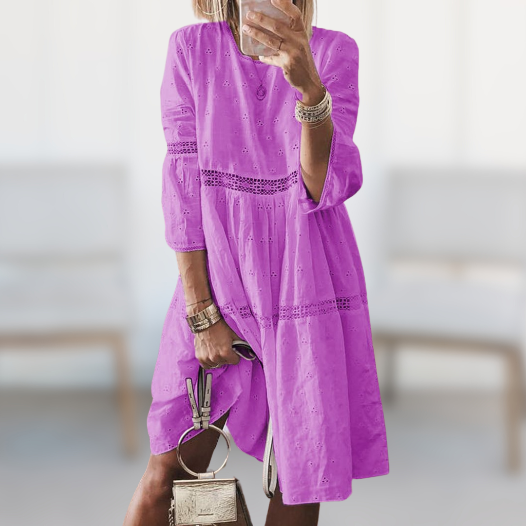 Claudette Schickes Sommerkleid für Damen in Lila, mit lockerem Schnitt und lebendigem Design, ideal für warmes Wetter.
