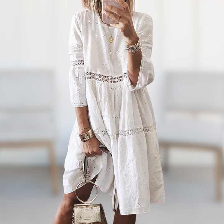 Claudette Schickes Sommerkleid für Damen in Weiß, mit einem eleganten und zeitlosen Look und bequemer, fließender Passform.
