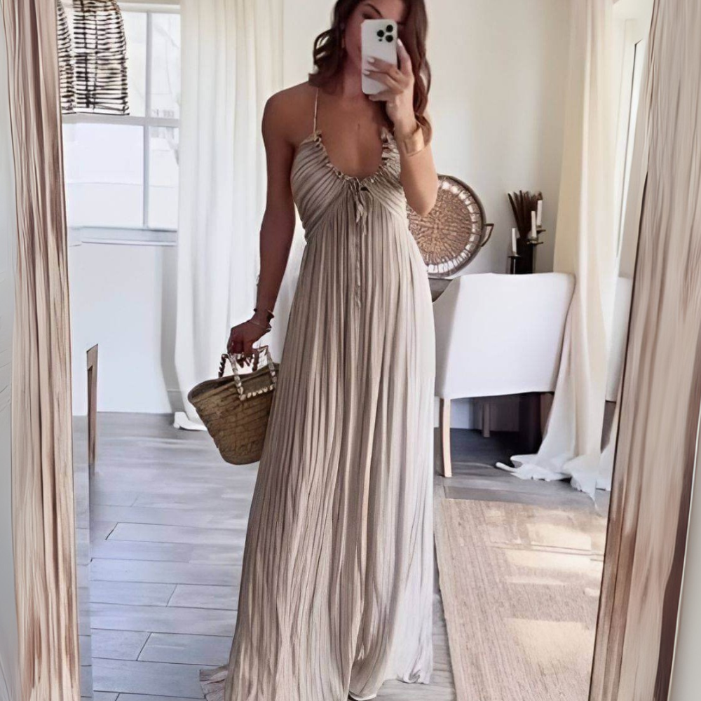 Dalina chic geplisstes Maxi-Kleid in einem schönen leichten Stoff, zeigt einen eleganten Sommer-Look mit einem Kordelzug-Detail für eine schmeichelhafte Passform.
