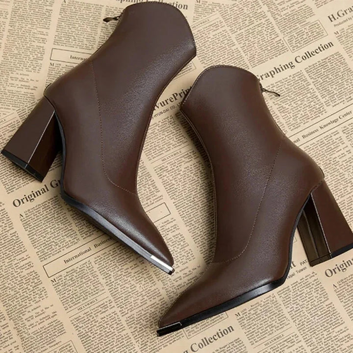 Damen High Heel Stiefel mit Spitzer Zehenpartie und Metallischer Spitze