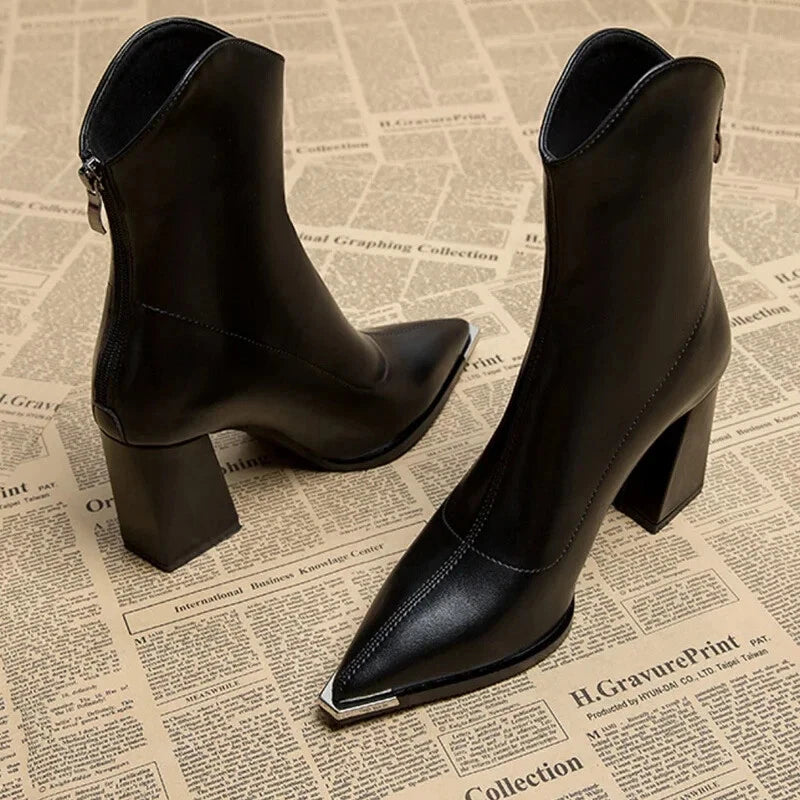 Damen High Heel Stiefel mit Spitzer Zehenpartie und Metallischer Spitze