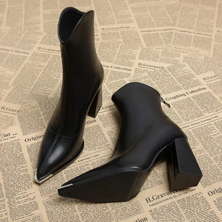 Damen High Heel Stiefel mit Spitzer Zehenpartie und Metallischer Spitze