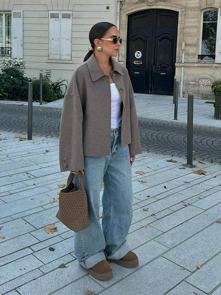 Damen Langarmjacke mit breitem spitzem Kragen und Knopfverschluss