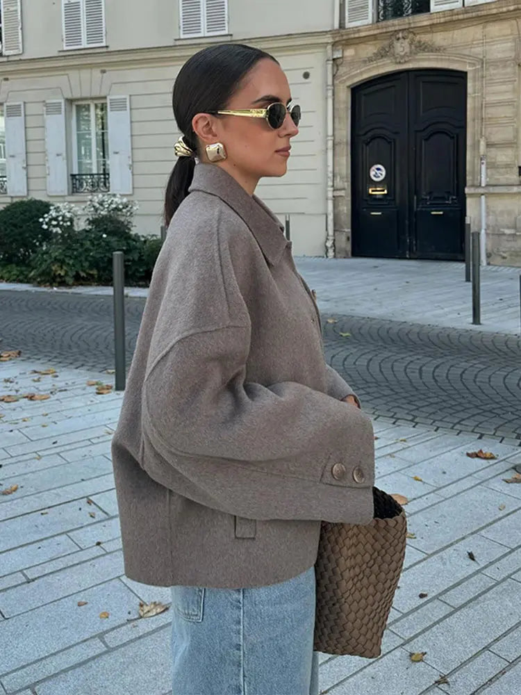 Damen Langarmjacke mit breitem spitzem Kragen und Knopfverschluss