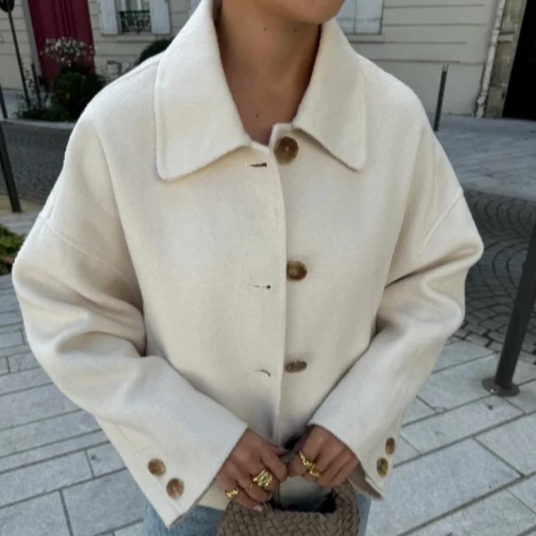 Damen Langarmjacke mit breitem spitzem Kragen und Knopfverschluss