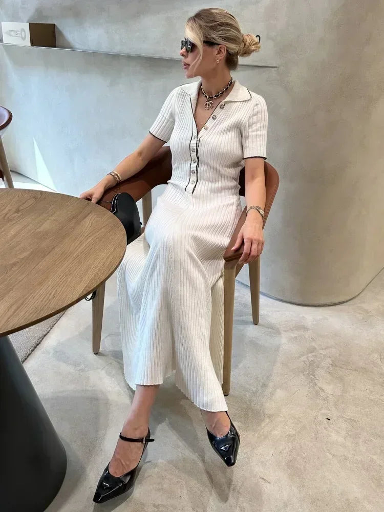 Damen Maxikleid mit V-Ausschnitt und Kragen sowie ausgestelltem Rock