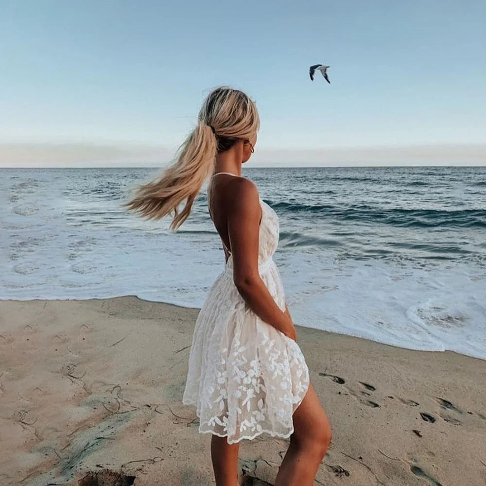 Seitenansicht des Damen-Minikleids mit Spitzenrücken elegantes Spitzen-Minikleid ideal für den Sommer am Strand
