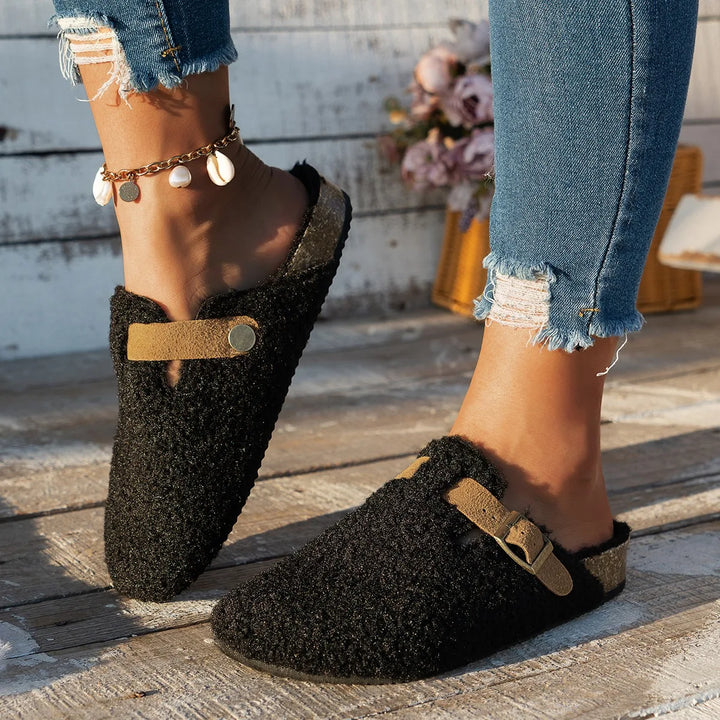 Damen Pantoffeln in Clogform mit Riemen und Metallschnalle