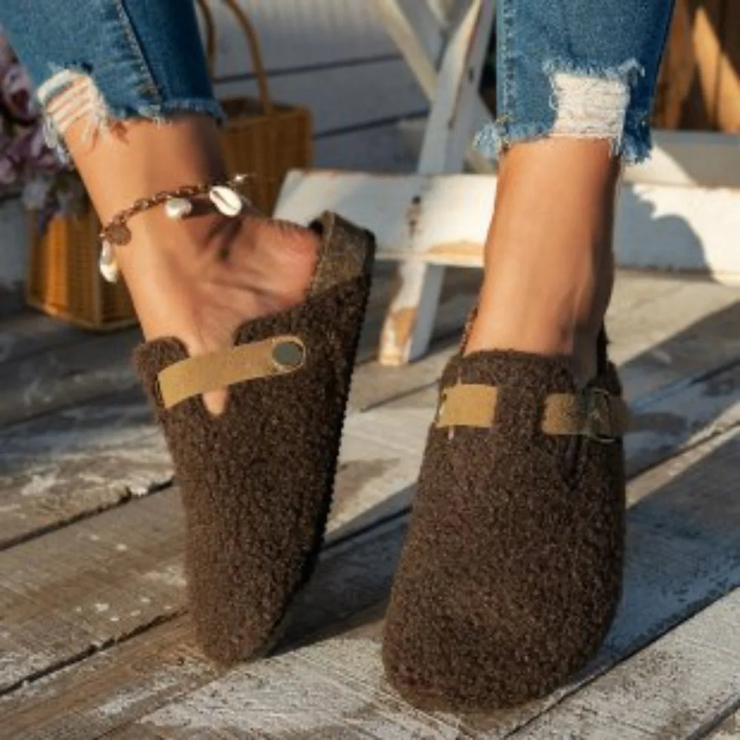 Damen Pantoffeln in Clogform mit Riemen und Metallschnalle