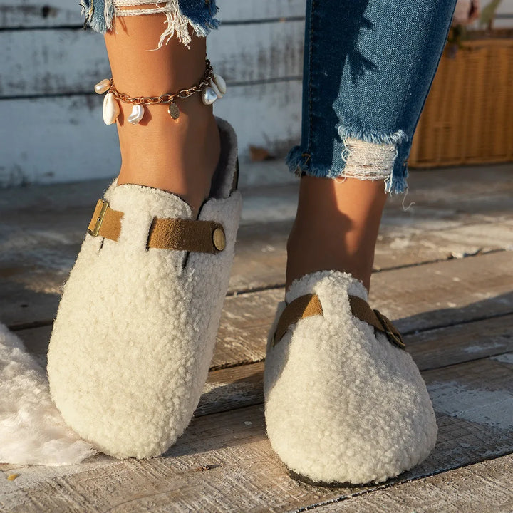 Damen Pantoffeln in Clogform mit Riemen und Metallschnalle