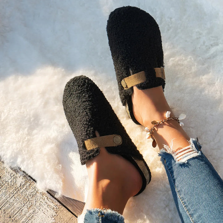Damen Pantoffeln in Clogform mit Riemen und Metallschnalle
