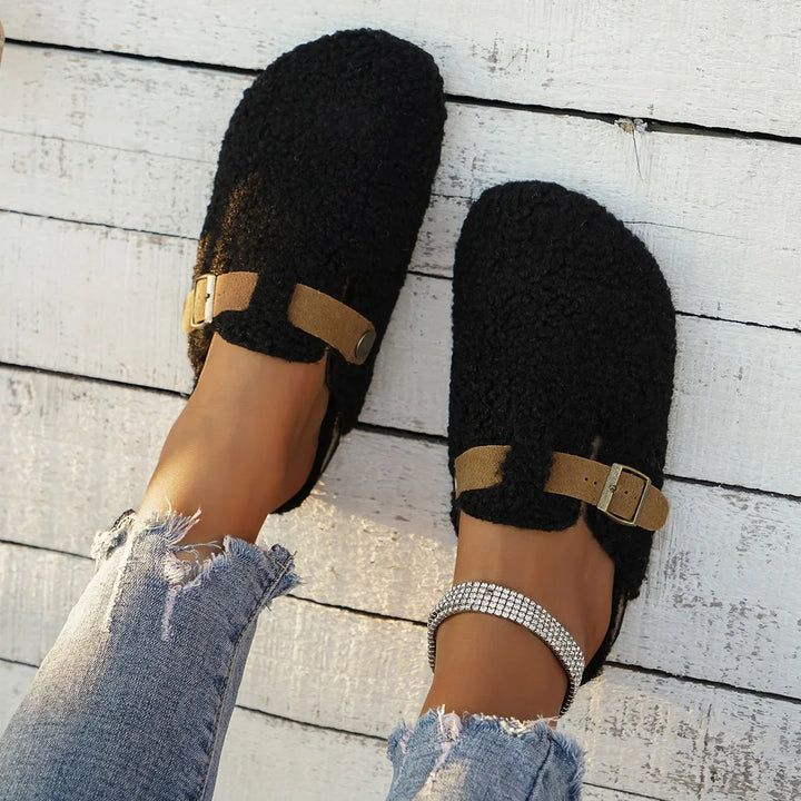 Damen Pantoffeln in Clogform mit Riemen und Metallschnalle