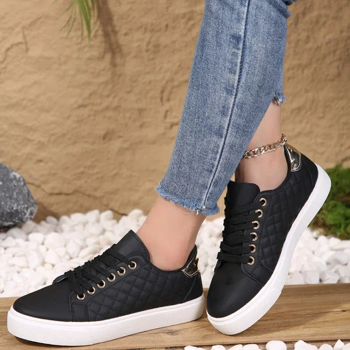 Damen-Sneaker mit diamantgesteppten Seiten und flacher Außensohle