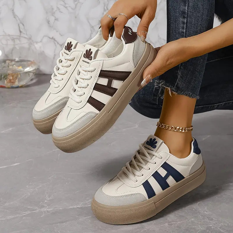 Damen Sneaker mit Schnürung vorn und geschlossener runder Zehenpartie